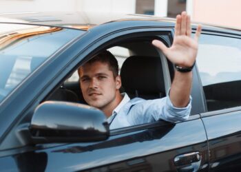 Prática muito comum dos motoristas nos anos 90 agora rende multa de R$ 130,16