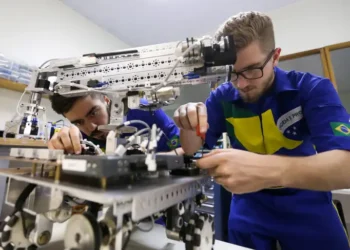 Com auxílio mensal de R$ 1.518, Senai abre 700 vagas para cursos técnicos gratuitos