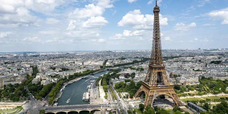 Paraíso escondido dentro da Torre Eiffel surpreende turistas do mundo todo