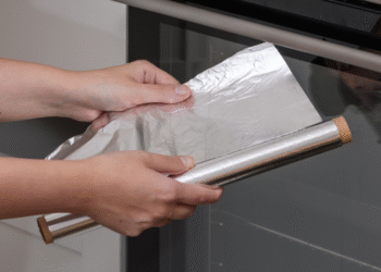 Técnica com papel alumínio afia facas cegas em menos de 1 minuto