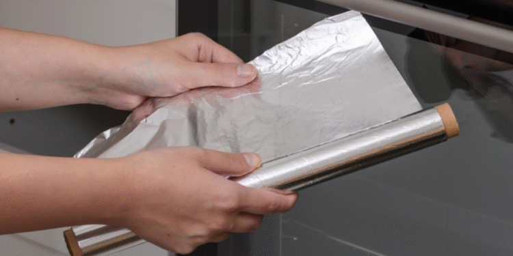 Técnica com papel alumínio afia facas cegas em menos de 1 minuto