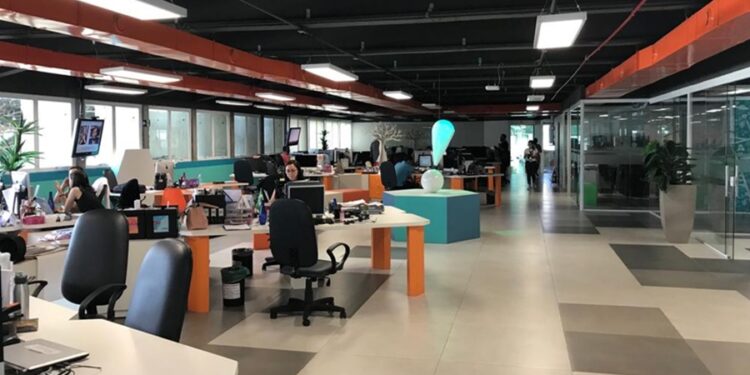 Apresentadora que faz sucesso na RedeTV mora na maior casa do Brasil com 17,8 mil metros quadrados