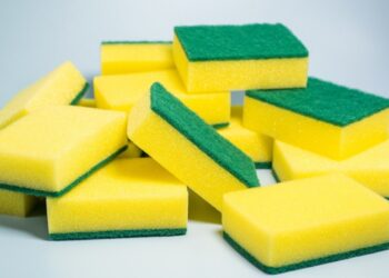 Truque da esponja no congelador vem conquistando donas de casa por resolver grande problema