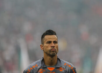 Quando muitos se aposentariam, goleiro Fábio preferiu aceitar R$ 150 mil e ir para novo time