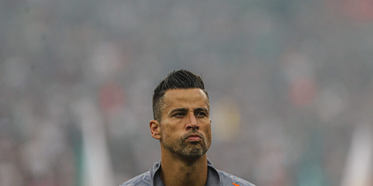 Quando muitos se aposentariam, goleiro Fábio preferiu aceitar R$ 150 mil e ir para novo time