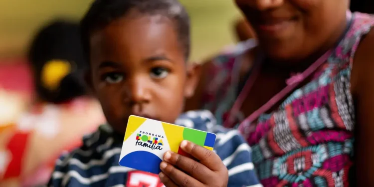 Bolsa Família chega com valor extra em outubro para lista de beneficiários