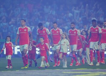 Internacional foi obrigado pela FIFA a usar ônibus azul