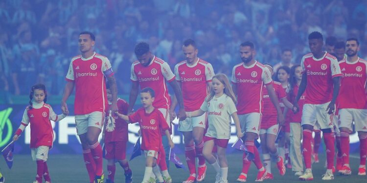 Internacional foi obrigado pela FIFA a usar ônibus azul