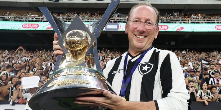 Enquanto dono do PSG possui R$ 45 bilhões na conta, fortuna de John Textor nos deixou perplexos