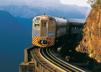 Maior trem do mundo com capacidade para 99 mil toneladas tem 700 vagões