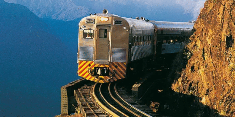 Maior trem do mundo com capacidade para 99 mil toneladas tem 700 vagões