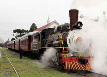 Passeio de trem mais charmoso do Brasil é acompanhado de degustação de vinhos e espumantes
