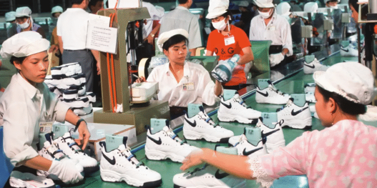 Tradicional fábrica de calçados demite todos os funcionários e fecha as portas