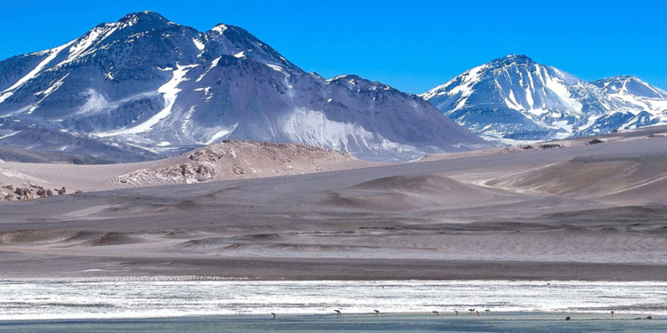 Vulcão mais alto do mundo com 6.893 metros de altitude fica no Chile e pode ser acessado por rodovia