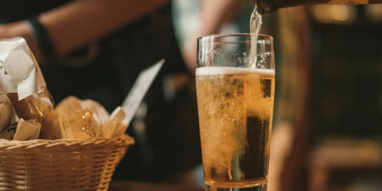 Qual faz mais mal à saúde entre refrigerante e cerveja?