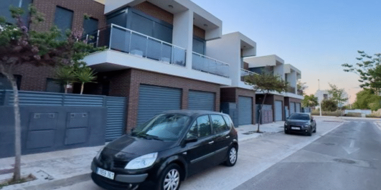 Agente de trânsito não pode dar multa para carro estacionado na frente de garagem