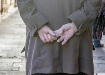 Psicologia explica o que significa andar com as mãos para trás