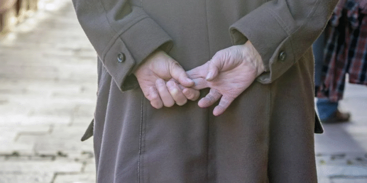 Psicologia explica o que significa andar com as mãos para trás