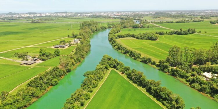 Cidade com menos de 100 mil habitantes abriga raro rio que muda de cor, o único do continente