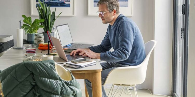 5 profissões que pagam mais de R$ 4 mil para trabalhar em casa pelo computador