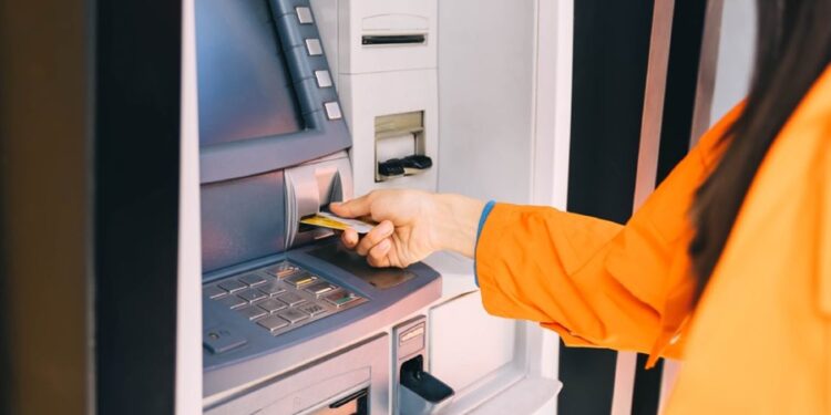 Um dos principais bancos será fechado e clientes tem só até dia 9 de outubro para sacar o dinheiro