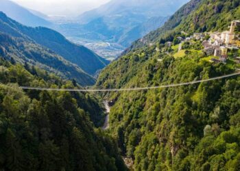 Ponte mais alta do mundo é inaugurada na China e parece até cena de filme