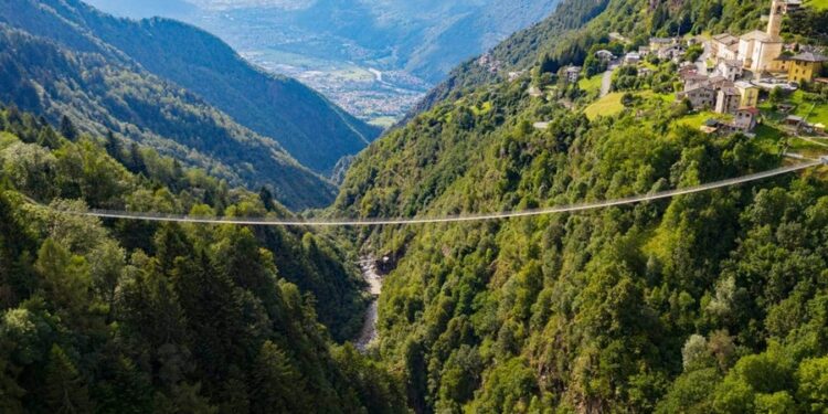 Ponte mais alta do mundo é inaugurada na China e parece até cena de filme