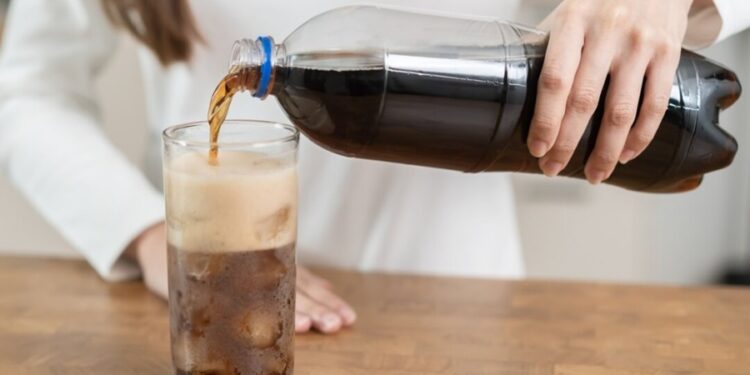 Refrigerante muito popular no Brasil aumenta o risco de gordura no fígado