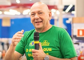 Véio da Havan gosta mais de andar com modelo dos anos 70 do que com carros luxuosos