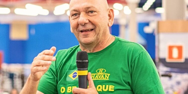 Véio da Havan gosta mais de andar com modelo dos anos 70 do que com carros luxuosos