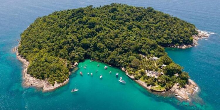 Praia do Rio de Janeiro é uma das poucas do Brasil com águas quentes