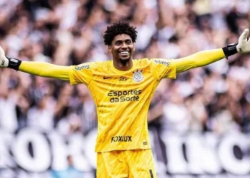 Jogador mais alto do mundo faz o goleiro Hugo Souza parecer criança e nem precisa pular para cabecear