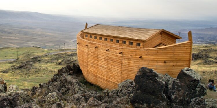 Cidade cansa de sofrer com enchentes e constrói Arca de Noé com 120 metros de comprimento