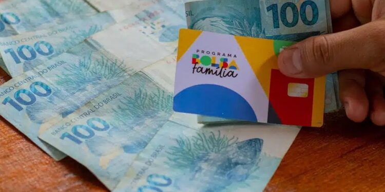 Beneficiários do Bolsa Família suam frio com redução de custos no programa