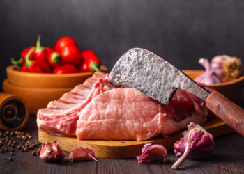 Carne que os brasileiros adoram comer no Ano-Novo exige cuidado quanto ao risco de doenças