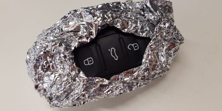 É por isso que motoristas botam alumínio na chave do carro