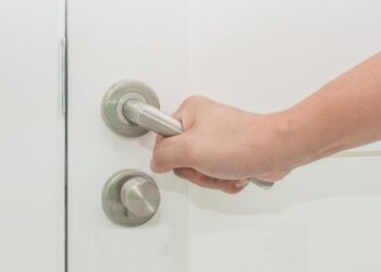 Portas tradicionais de madeira estão perdendo lugar para modelos que trazem luz