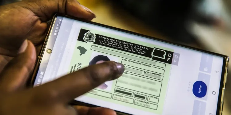 Saiba a única forma de escapar de multa quando for pego dirigindo sem CNH em mãos