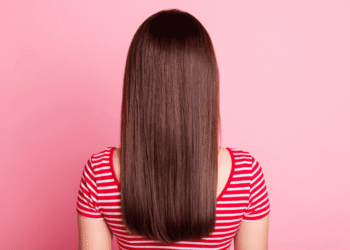 Anvisa emite alerta para mulheres que fazem alisamento de cabelo