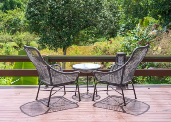 Móveis de plástico viram tendência para integrar o jardim