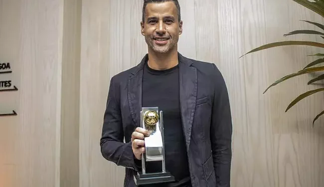 Quando muitos se aposentariam, goleiro Fábio preferiu aceitar R$ 150 mil e ir para novo time