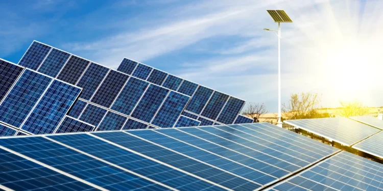 Chegou ao fim o uso de painéis solares atuais? Novo mineral é capaz de produzir bem mais energia