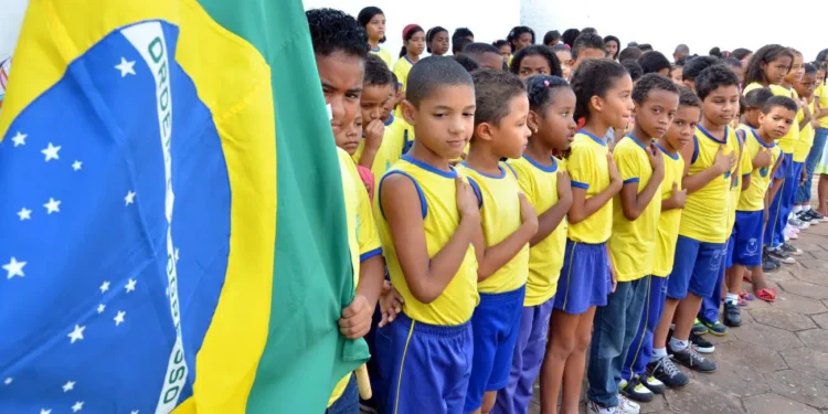 Hino nacional faz parte da rotina diária de famosa rede de shoppings brasileiros