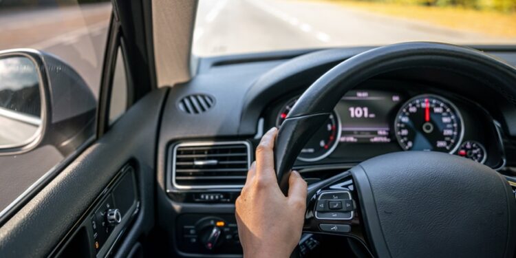 Novo carro de R$ 20 mil usa motor de moto e faz 35 km por litro