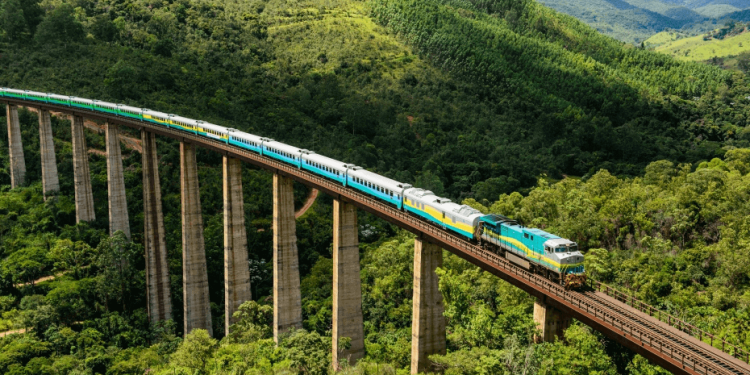 Trem de passageiros que corta 15 cidades pela Floresta Amazônica tem o maior trajeto da América do Sul