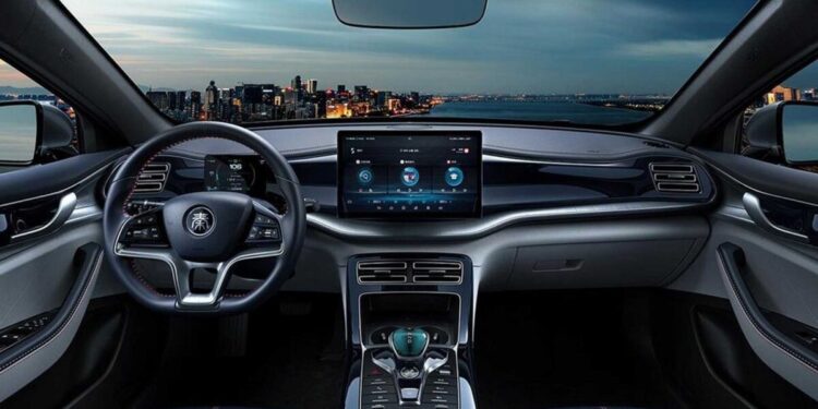 Novo BYD promete colocar o Corolla em maus lençóis com autonomia de 2.100 km