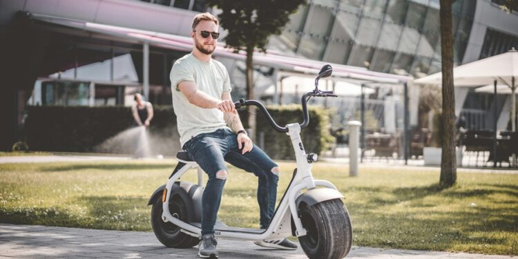 Preciso ter CNH para andar de moto elétrica?