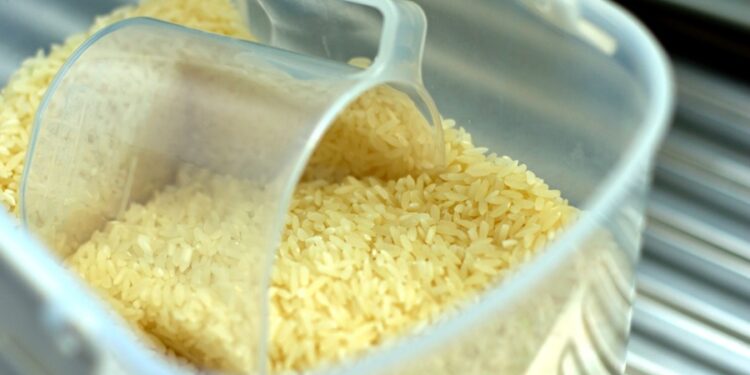 Simpatia com arroz promete melhorar a conta bancária e sair do atoleiro