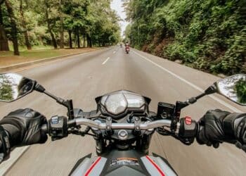 Novas regras para motociclistas no Brasil começam a valer em breve
