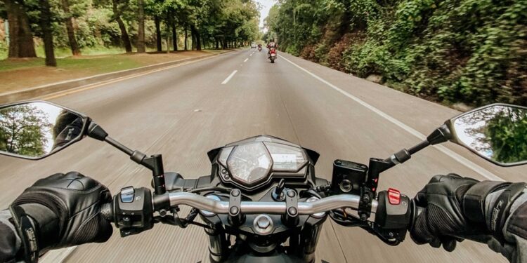 Novas regras para motociclistas no Brasil começam a valer em breve